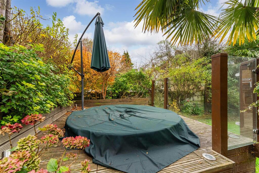 41 Oaklands Avenue, Isleworth TW7-18.jpg