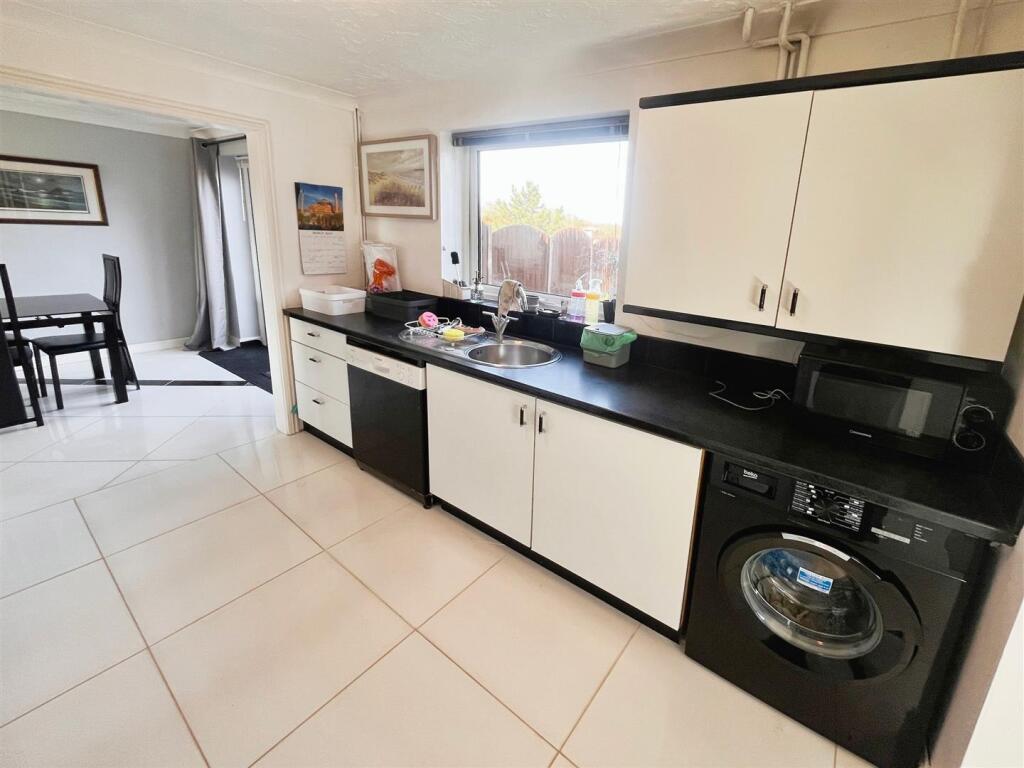 FITTED KITCHEN