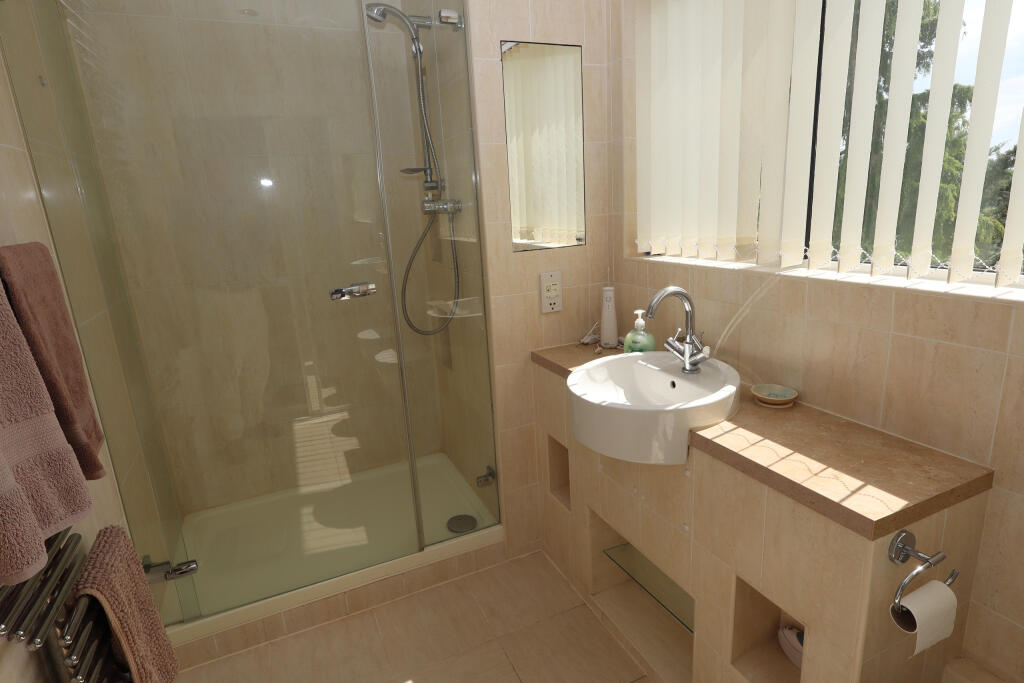 En suite to bedroom 1