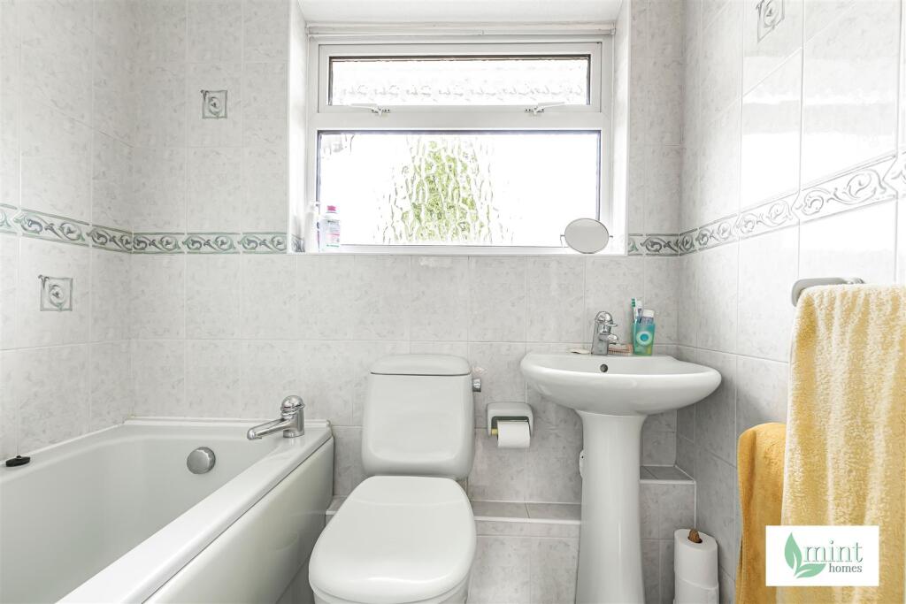 Mint_homes-3_engliff_lane-gu22__11_.JPG