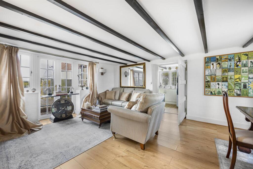 WELL COTTAGE SITTING.jpg