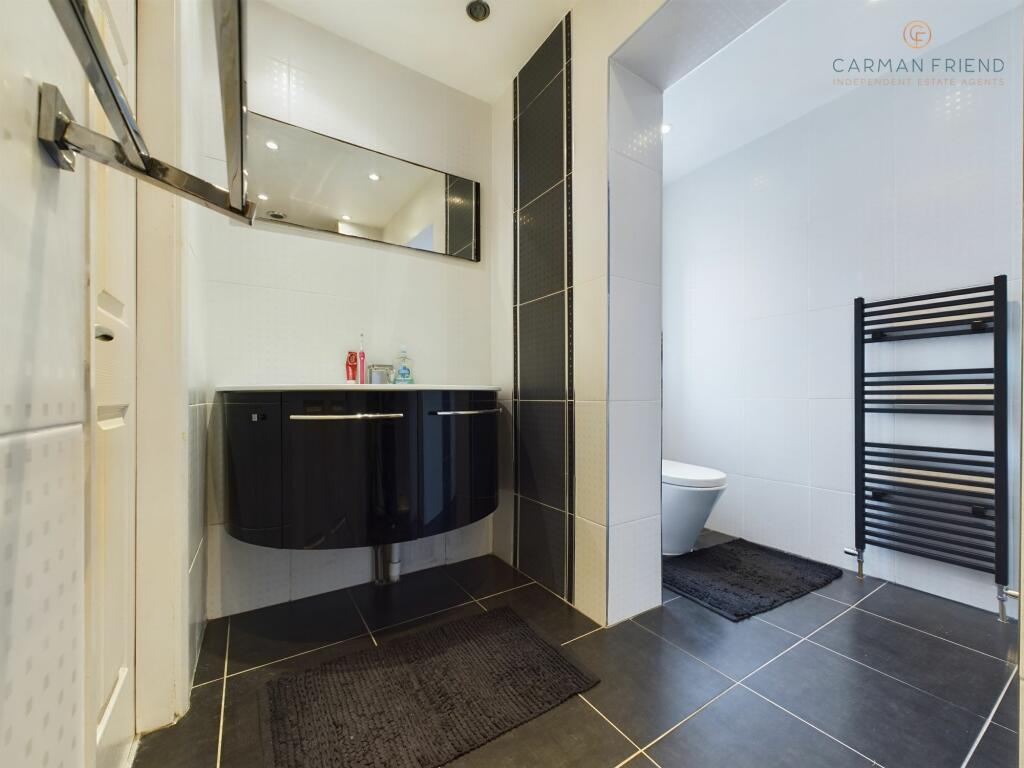 En Suite to Bedroom 1