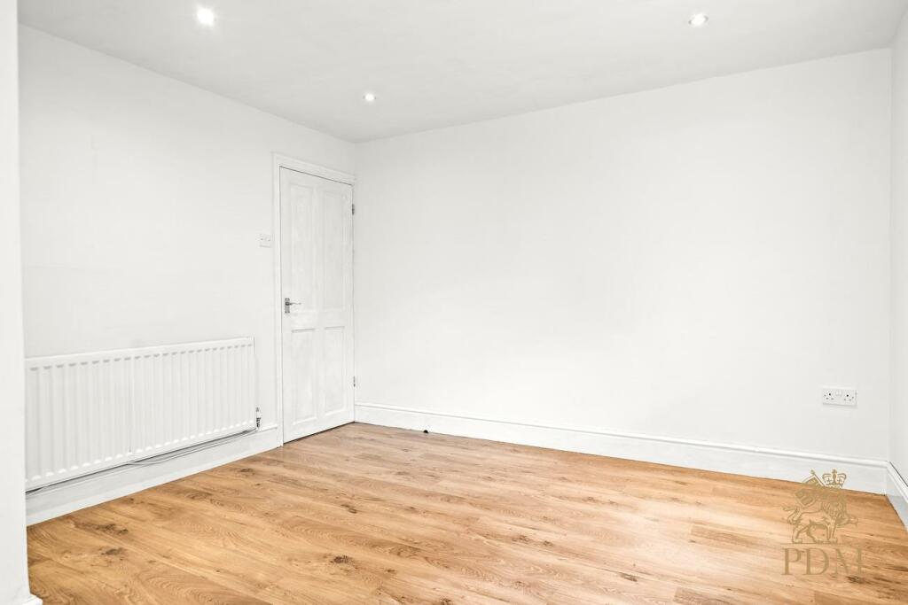 38 Russell Drive Wollaton Nottingham NG8 2BH