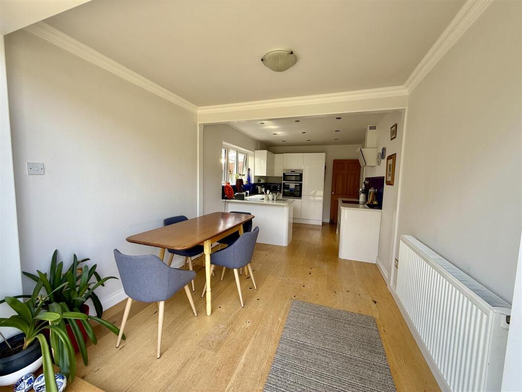 Kitchen/Dining Room: