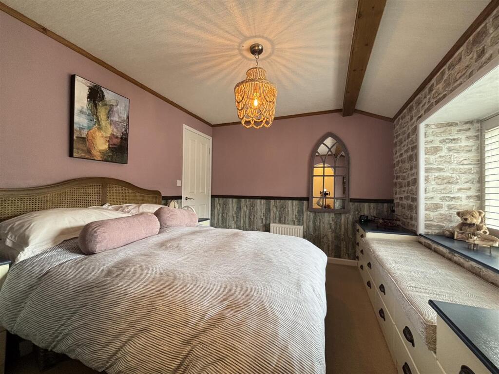 OAKLANDS BEDROOM 2.jpg