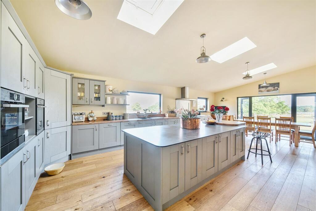 KITCHEN/BREAKFAST ROOM