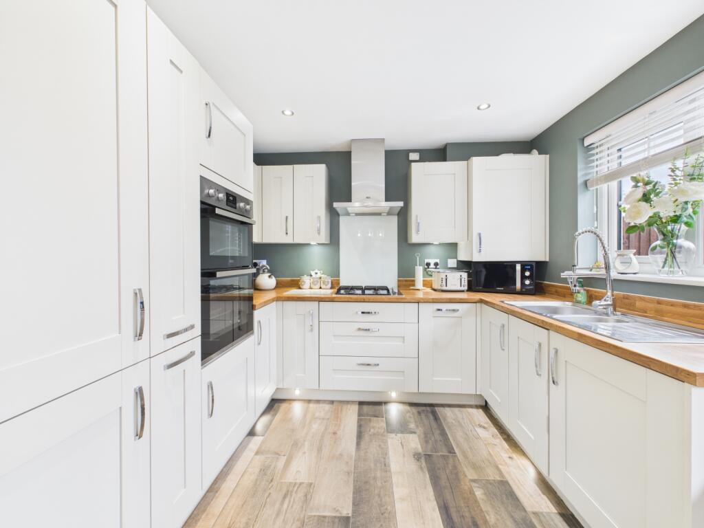 CAM03729G0-PR0022-STILL008