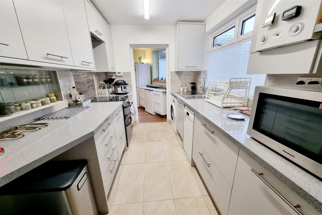 FITTED KITCHEN: PIC. 2