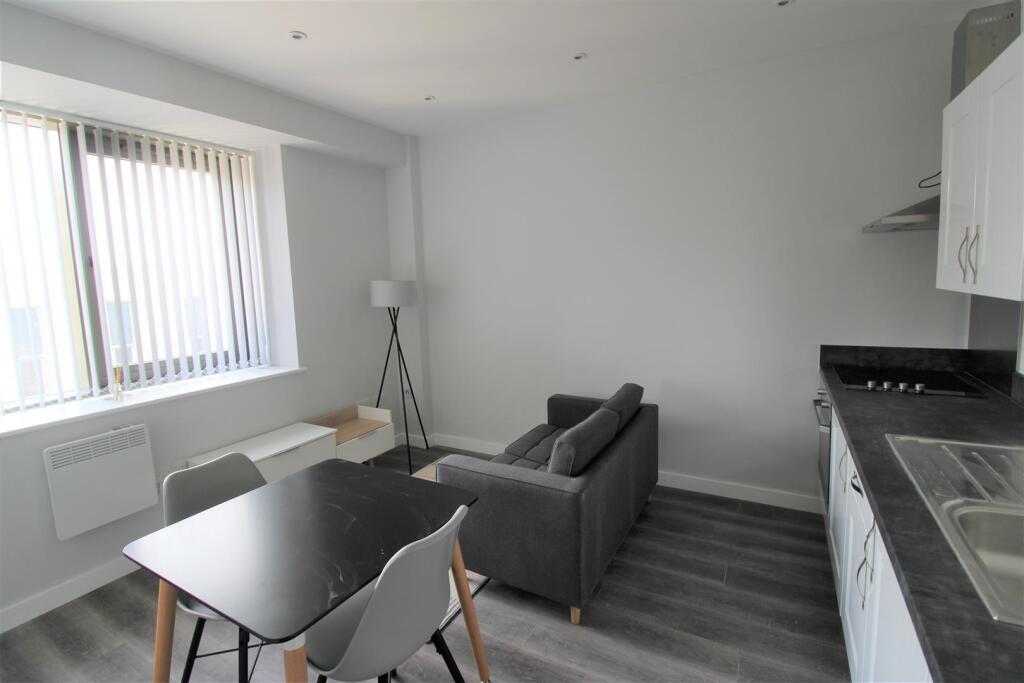 KITCHEN/LOUNGE