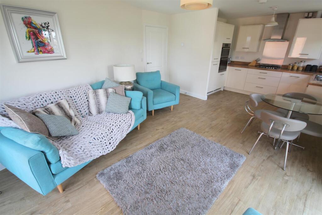 MR Living Area d.JPG