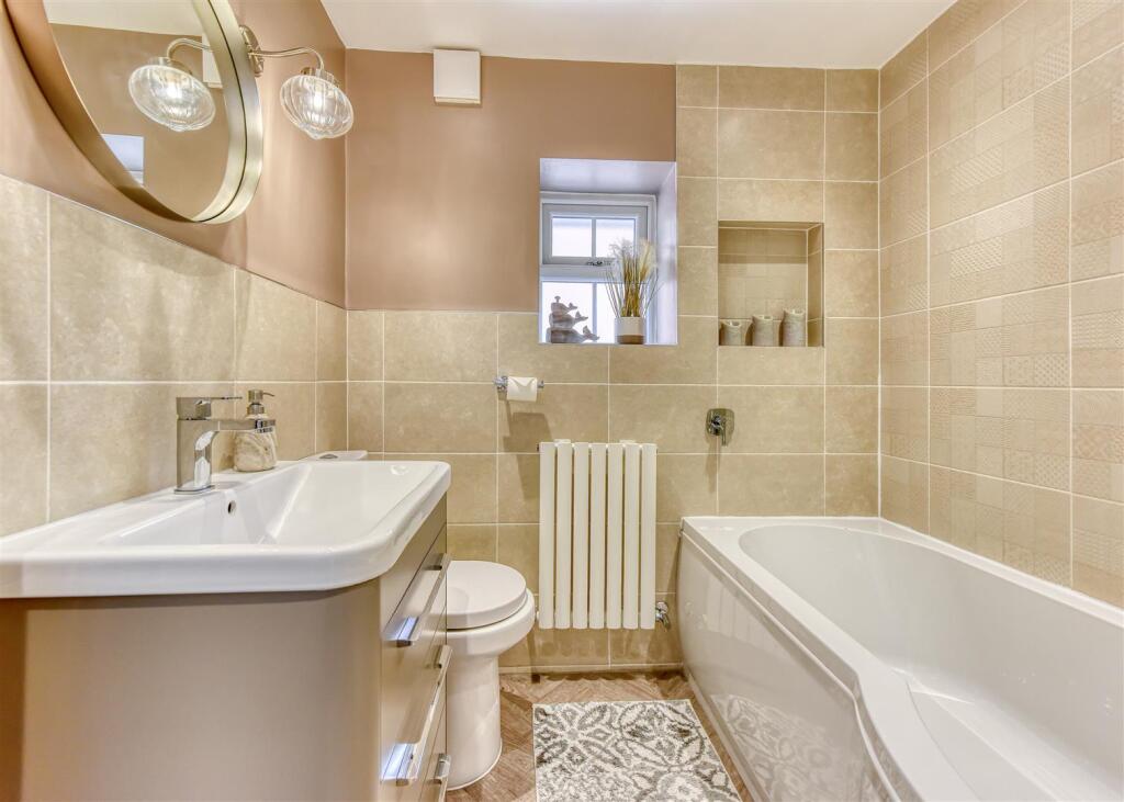 224 Castlecroft Road-bathroom.jpg
