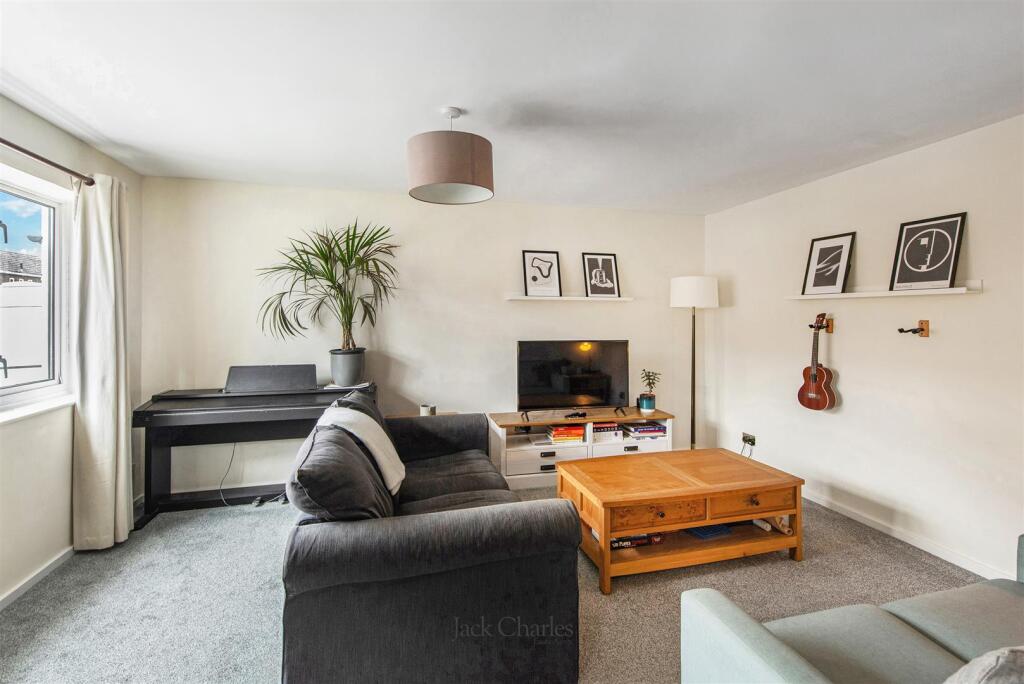 8 Twyford Rd, TN11 0HJ 003.jpg