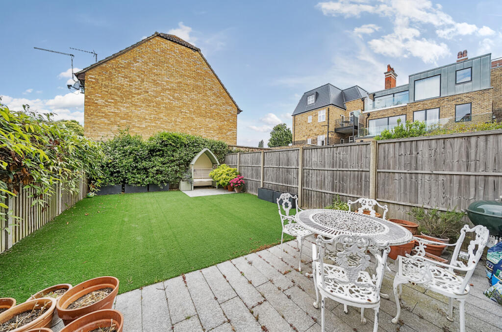 1313107-4-685a875...