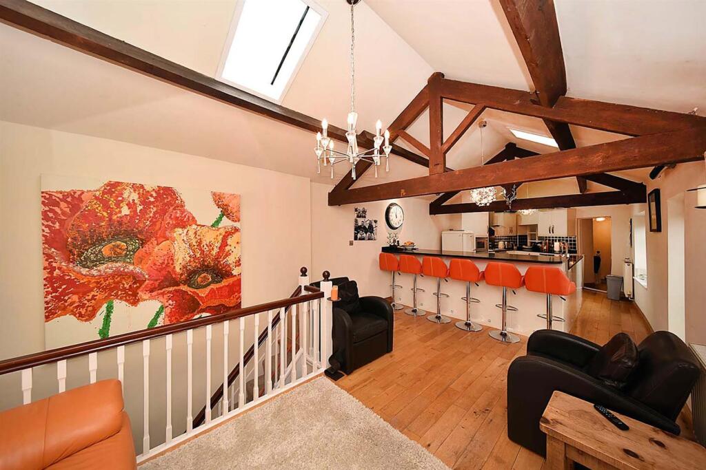 SUPERB LIVING ROOM/BREAKFAST KITCHEN