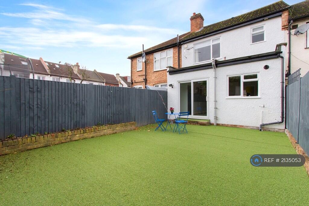 Private Back Garden With Astro Turf