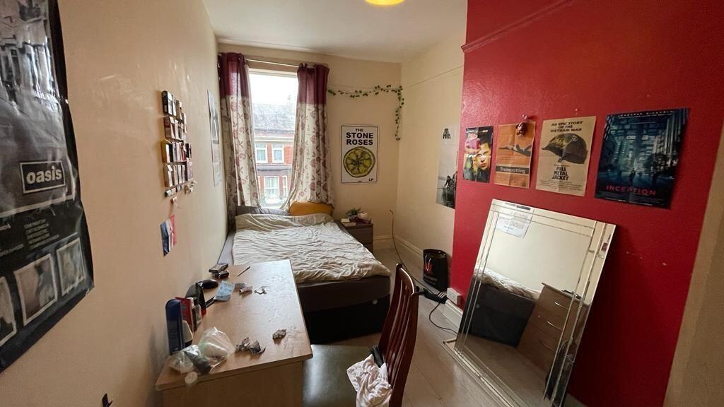 A cozy double bedroom featuring a comfortable b...