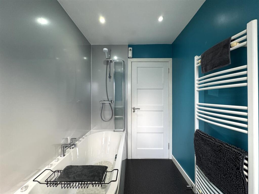 BATHROOM 2.JPG
