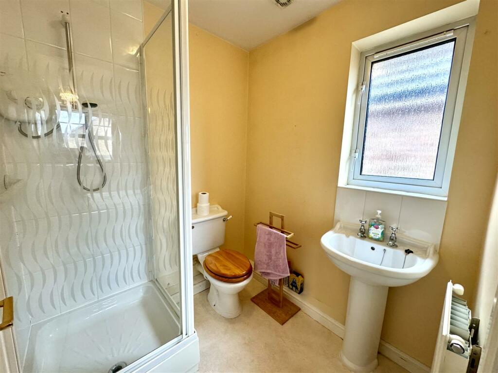 EN-SUITE SHOWER ROOM