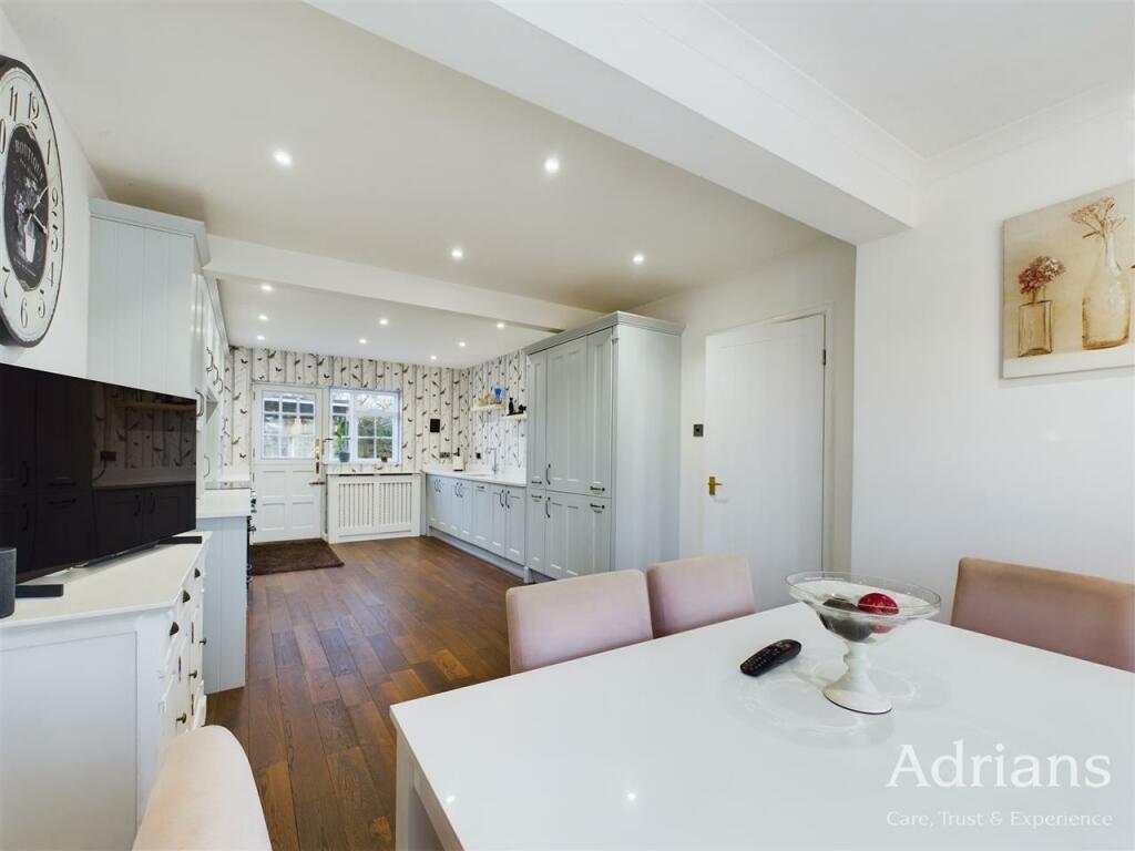 KITCHEN / DINING