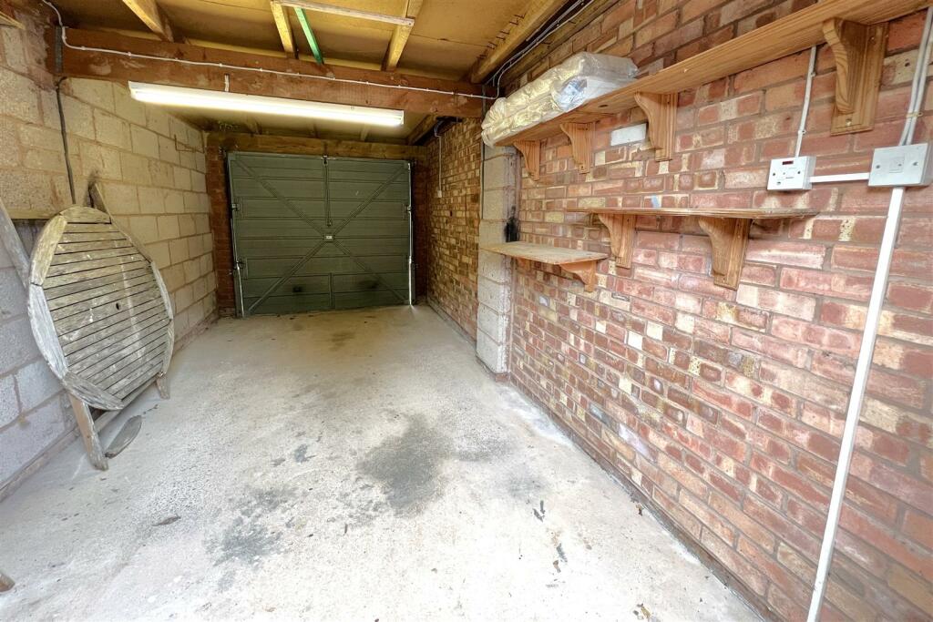 Garage 02.JPG