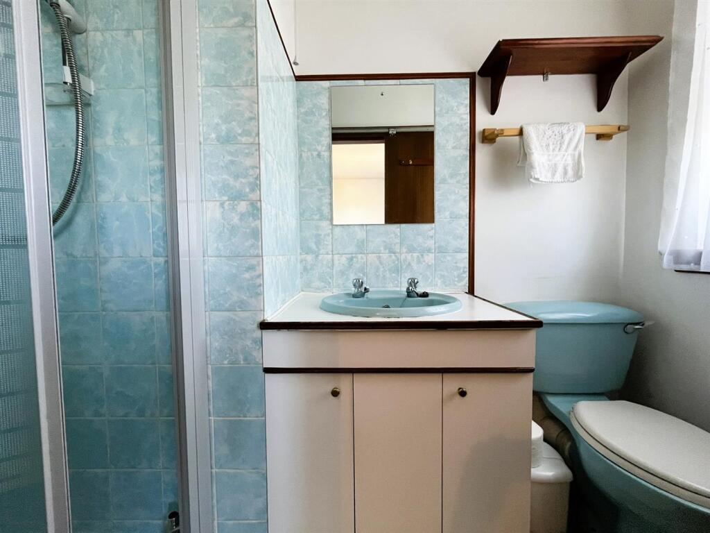 EN-SUITE SHOWER ROOM