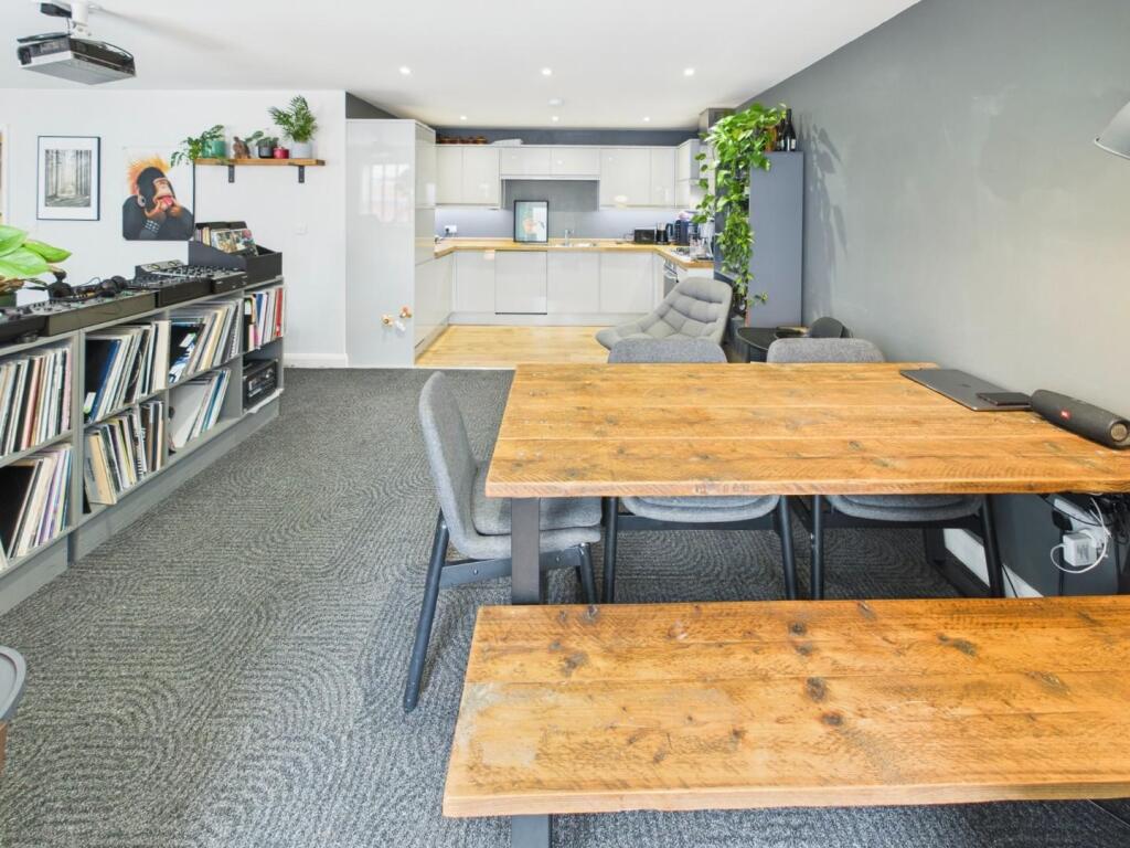 CAM01576G0-PR0304-STILL008 2.jpg