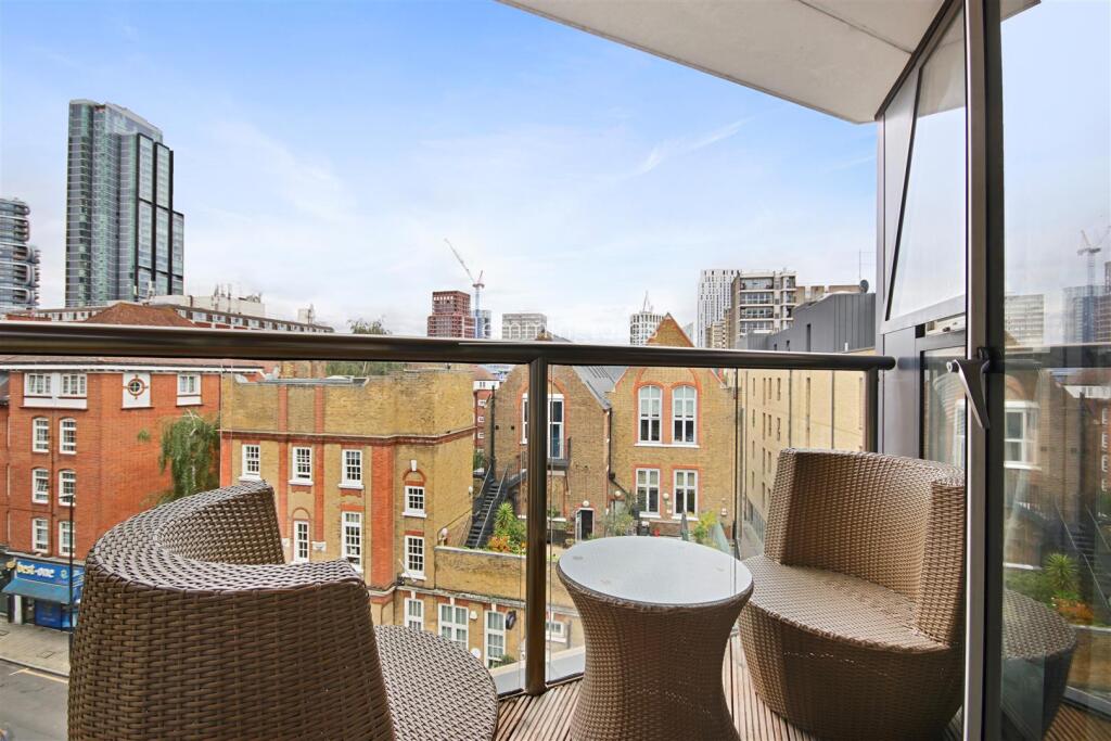 01-76731 - AM - 65, Dance Square London, EC1V 3AJ-