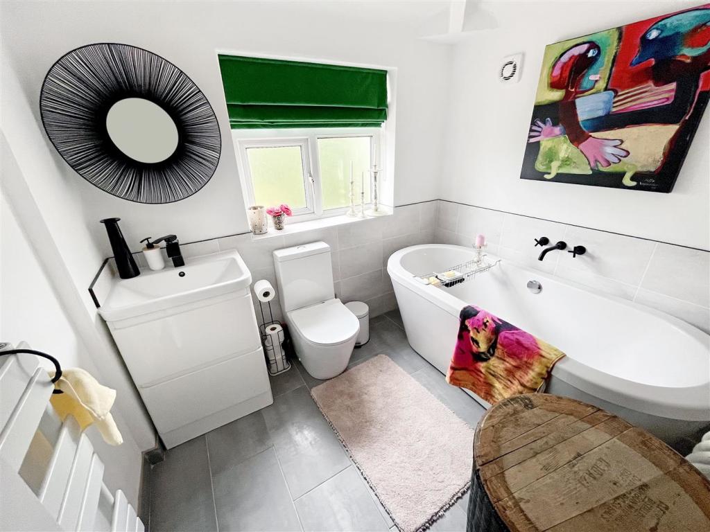 Bathroomdp.jpg