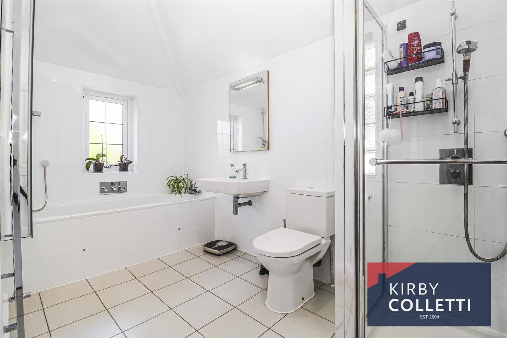 FAMILY BATH/SHOWER ROOM