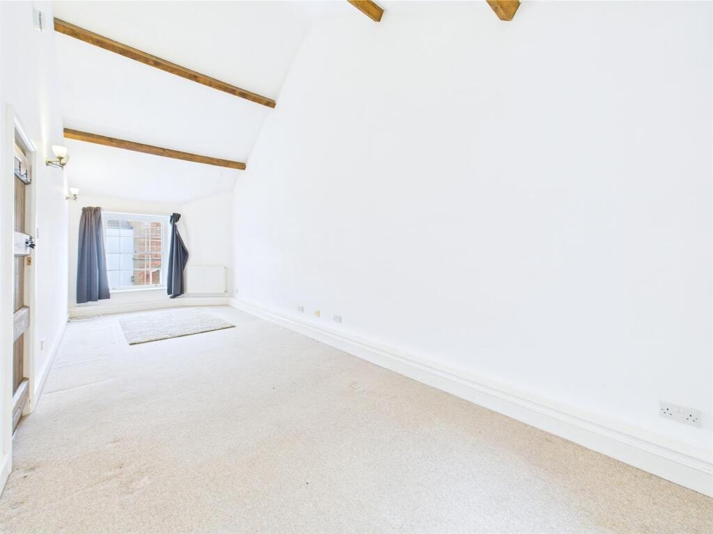 32 - LARGE HOUSE WITH ATTACHED 3- BED ANNEX THORNB