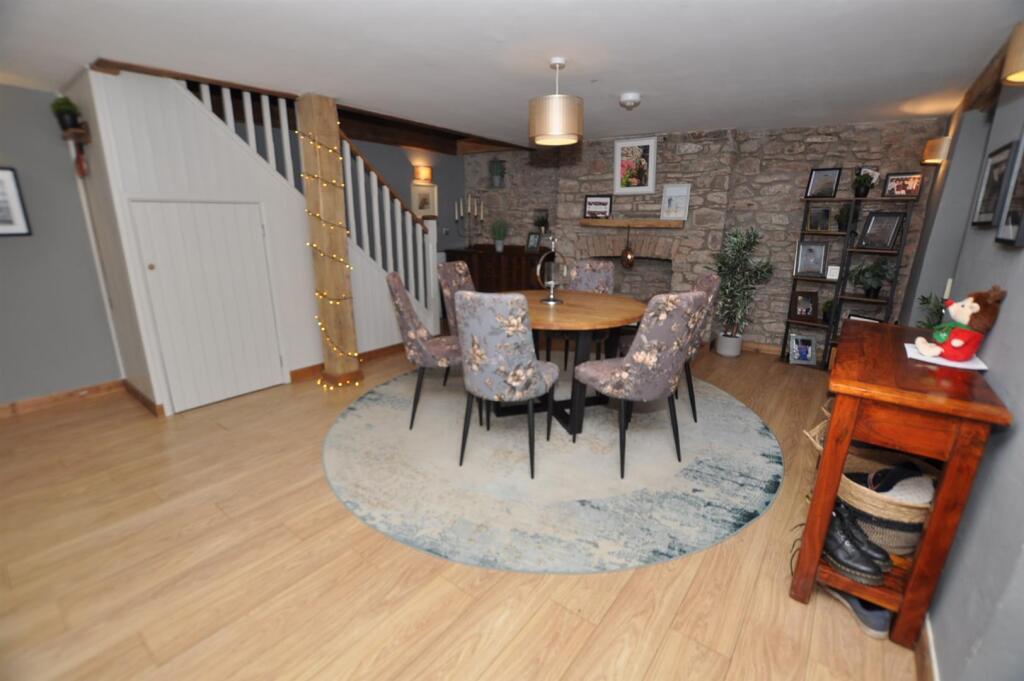 Open plan lounge/dining/family room