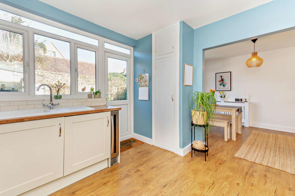 8641498-interior1...