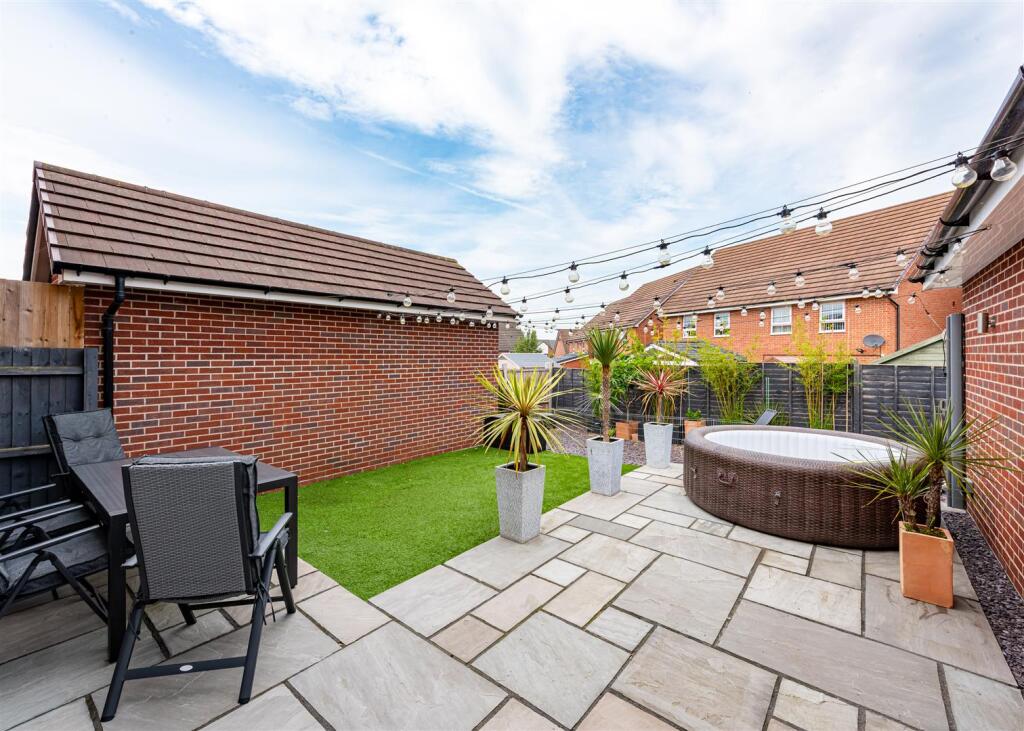 11 Thruxton Avenue-garden.jpg