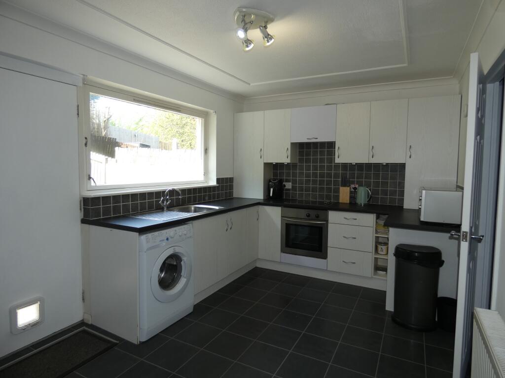 KITCHEN / DINING