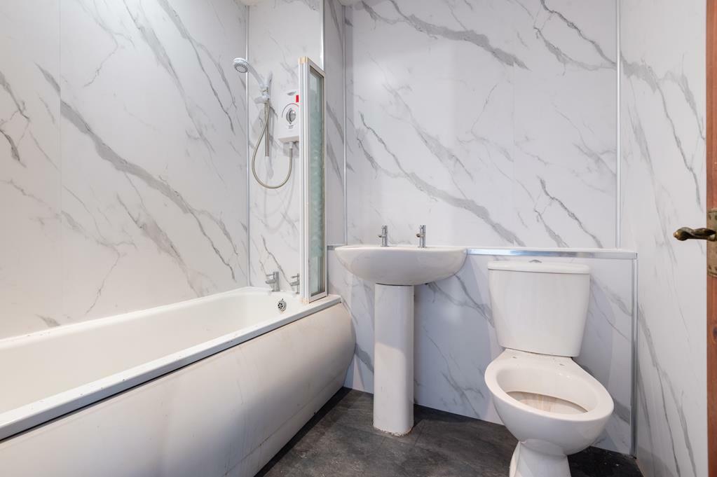 ENSUITE BATHROOM