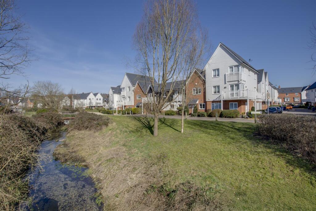 1 Greenwich Drive, HP11 1GT-16.jpg