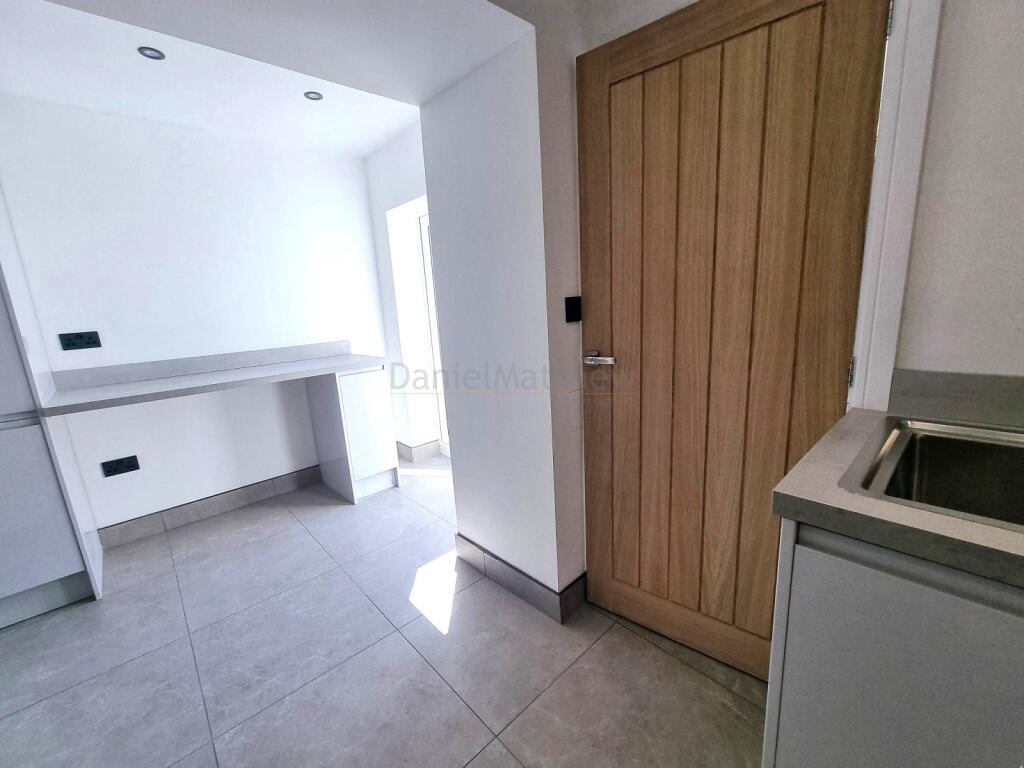 Kitchen/ Breakfast Room