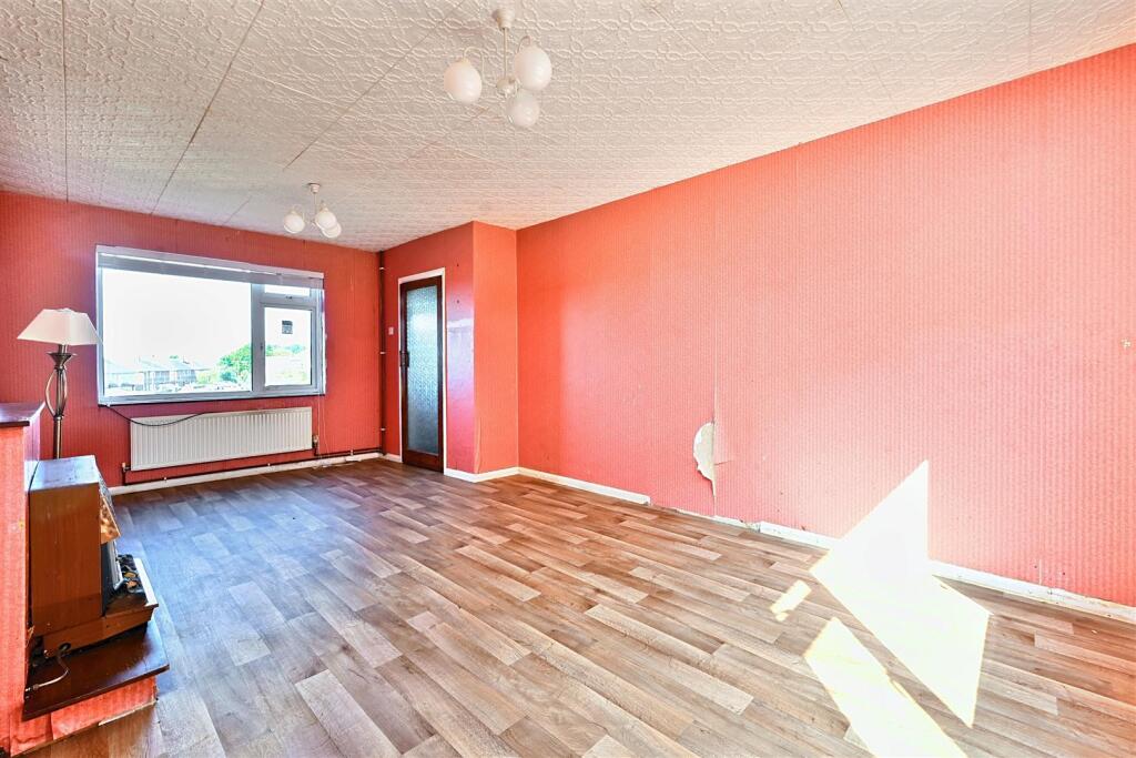 35 Highdown, Southwick, BN41 (12).jpg