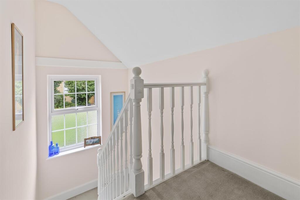 3 Manor Gardens, HP13 5HD-16.jpg