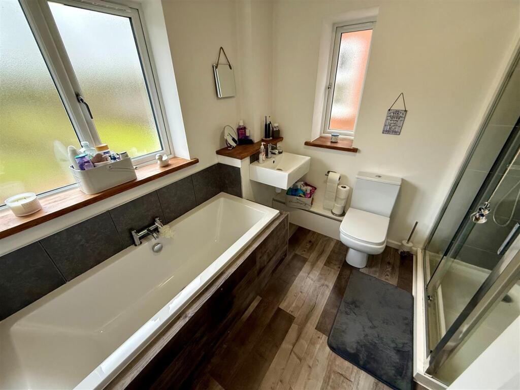 LR82 Bathroom.jpg