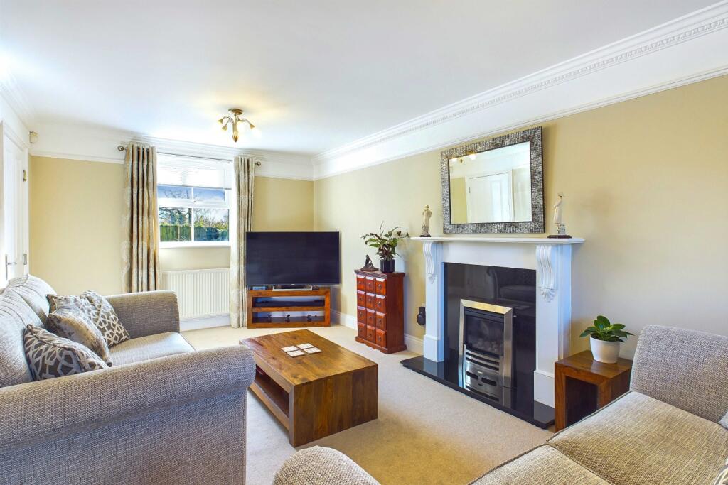 CAM03162G0-PR0214-STILL014