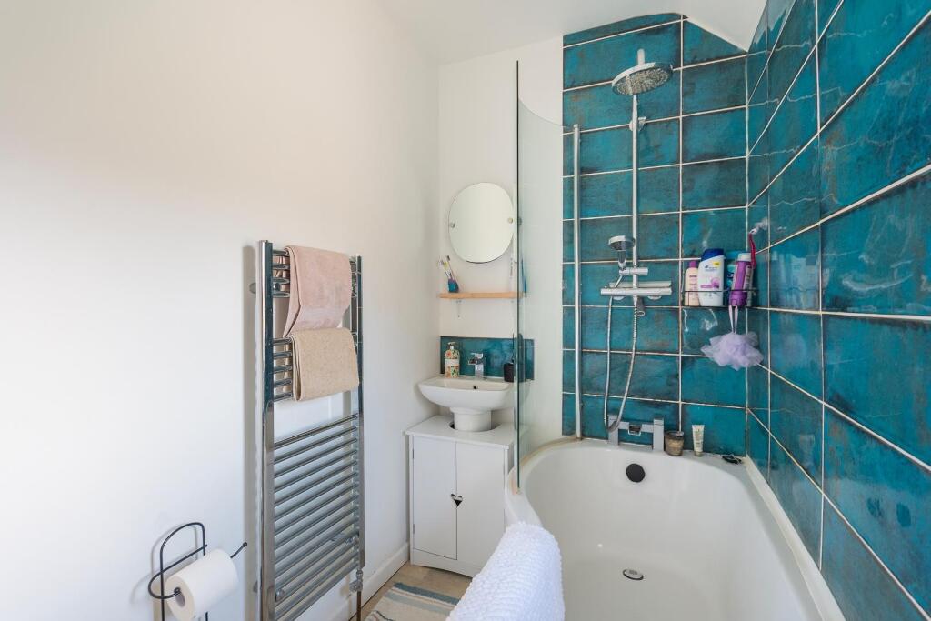 0B2TRCS - Bathroom B.jpg