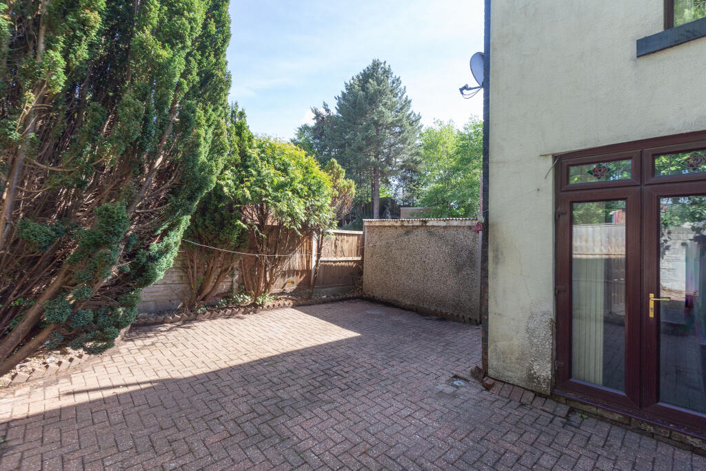 296 WOODHOUSE LANE-12