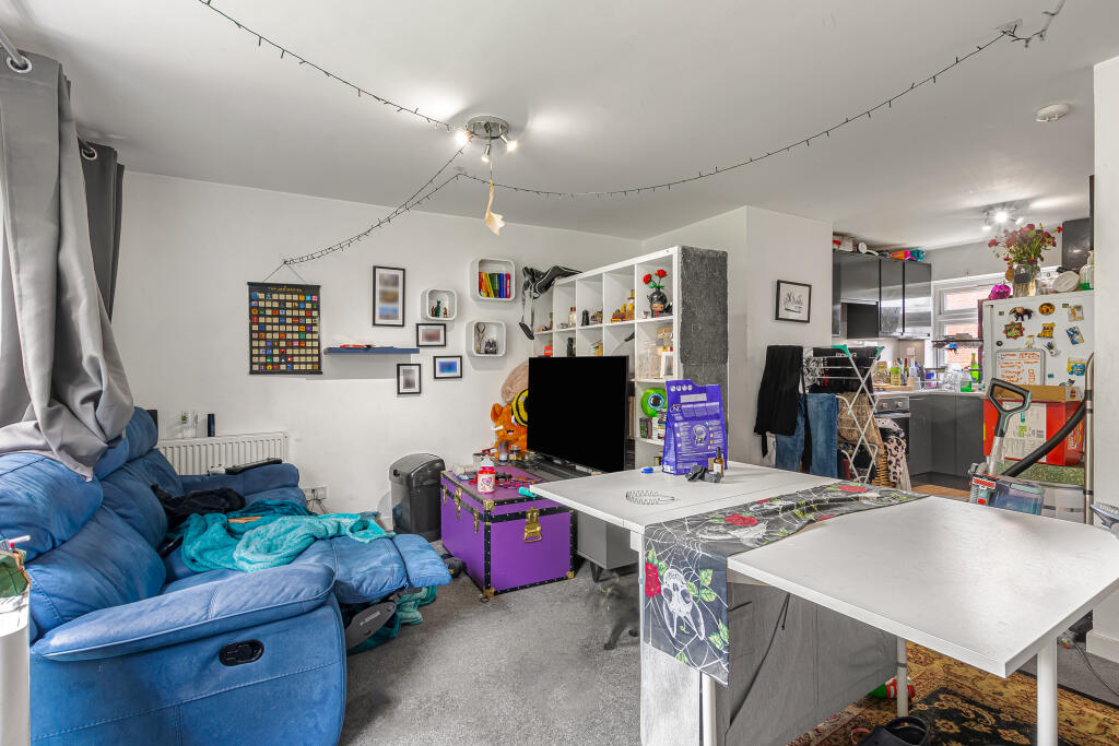 63 Brantwood Gardens, West Byfleet, Surrey, KT14 6BS