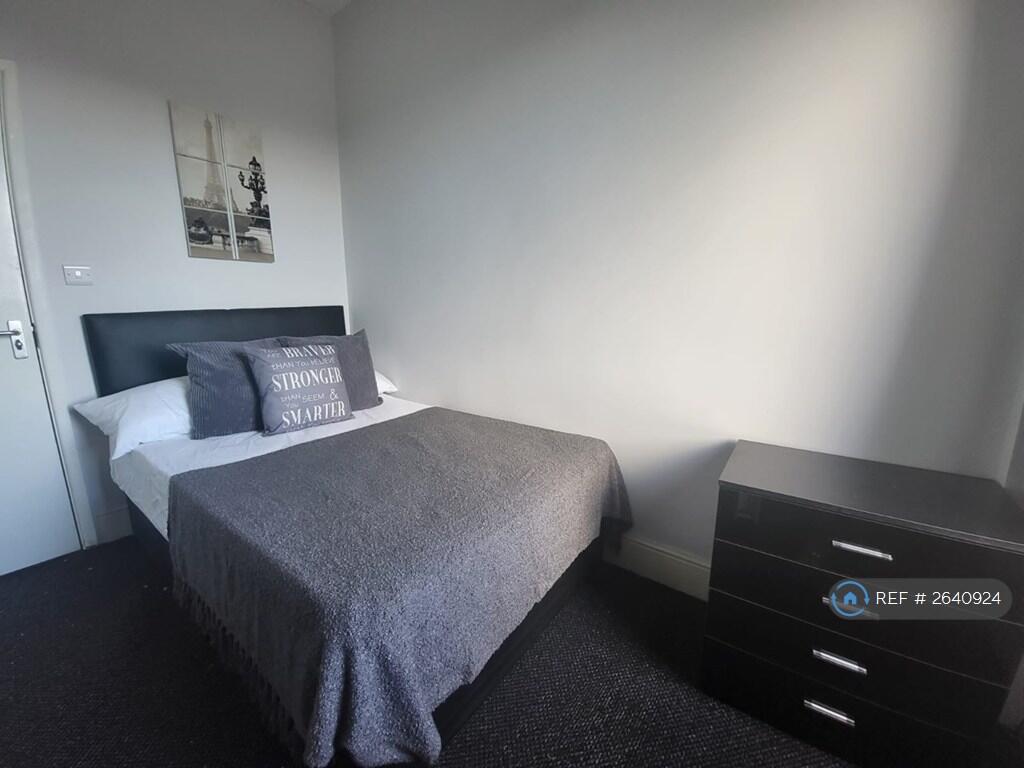 Room 4 - Available