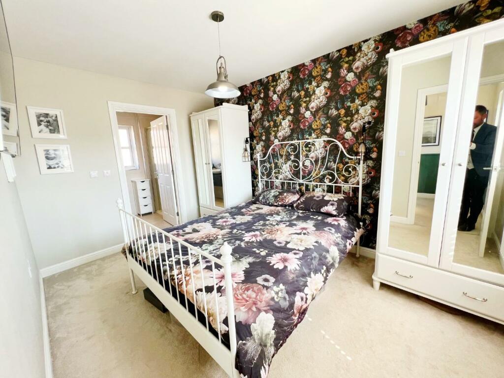 Bedroom 1 pic 1.jpg