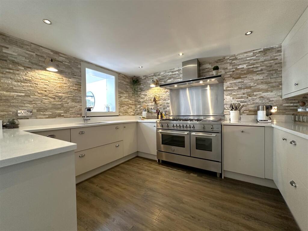 Eye-catching Fitted Kitchen 138