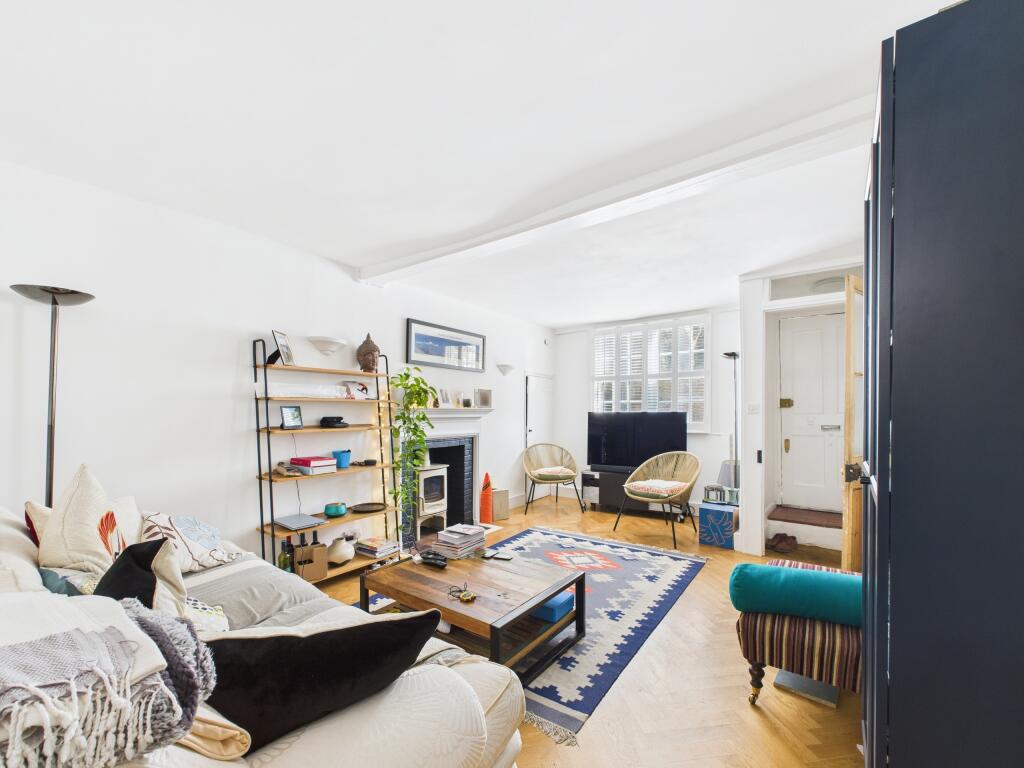 LIVING ROOM (2)
