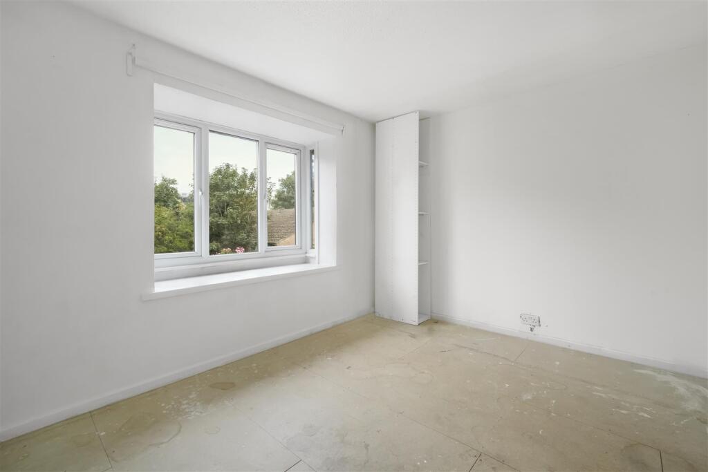 Rolvenden Place, N17