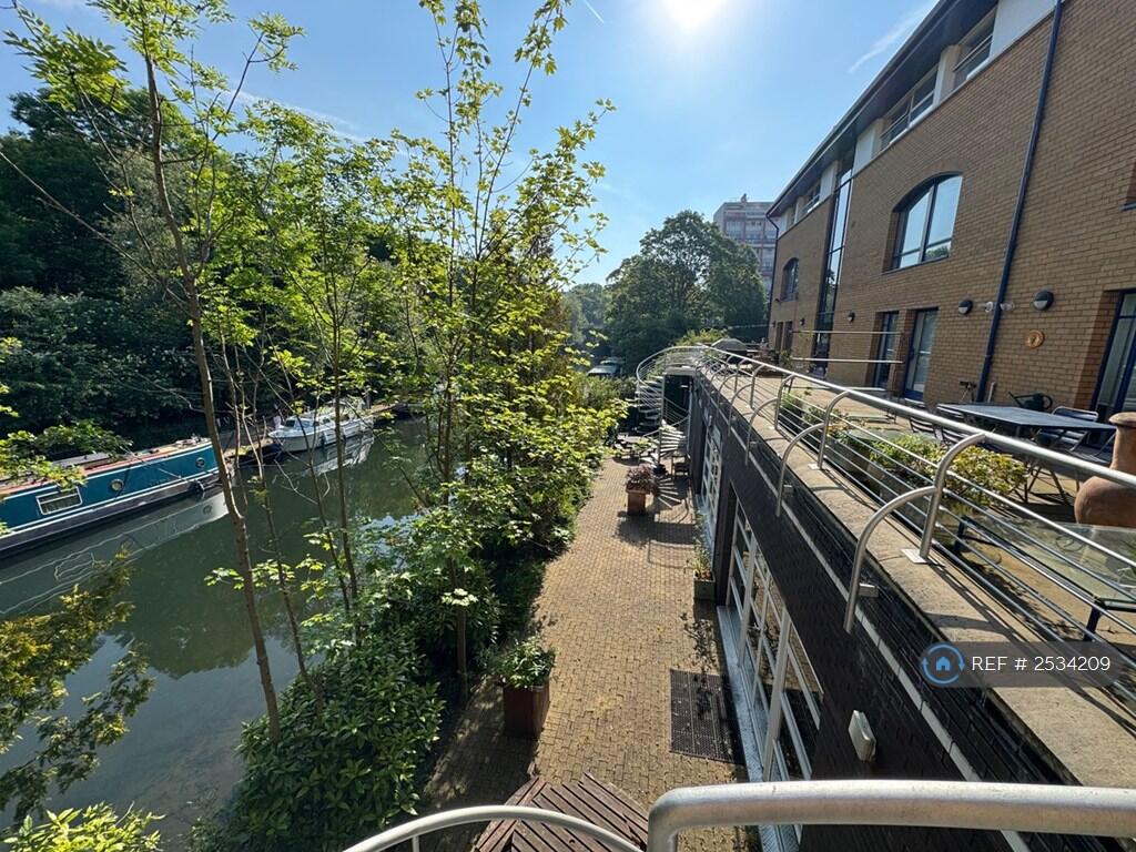 Shared Terrace On Canal 